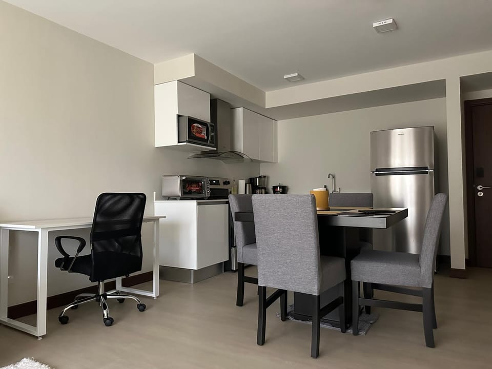 Nuevo y espectacular APT - 100 MBPS 15 min del aeropuerto Apartment in San Jose