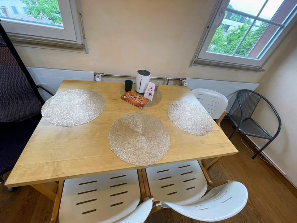 Seating area, Dining area