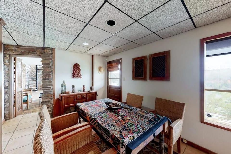 Seating area, Dining area