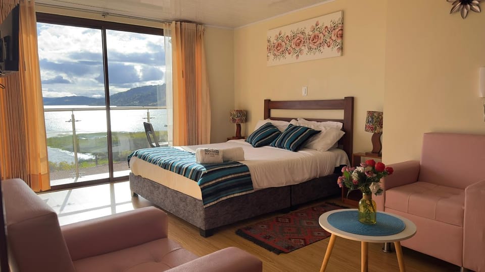 Bed, Natural landscape, Living room, Photo of the whole room, Bedroom