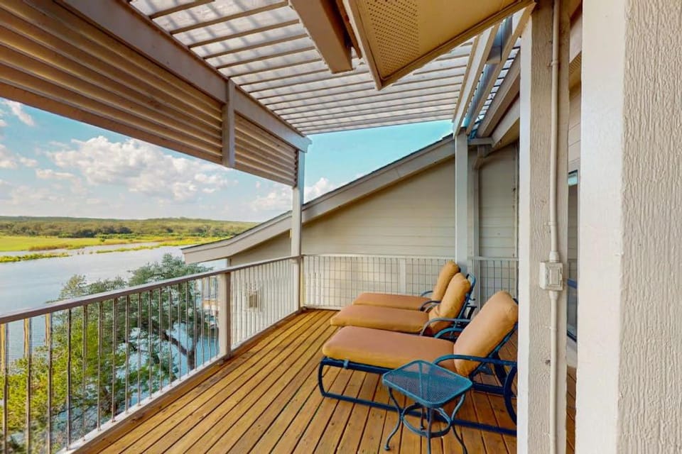 Property building, Patio, Day, Balcony/Terrace, Living room, Seating area
