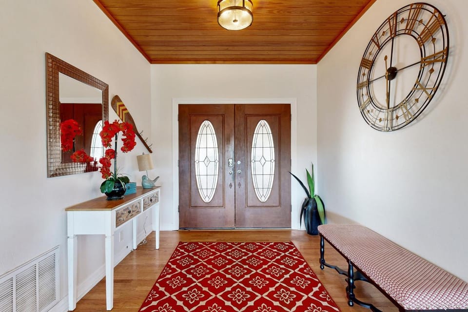 Regal Riverfront Retreat House in Lake Travis