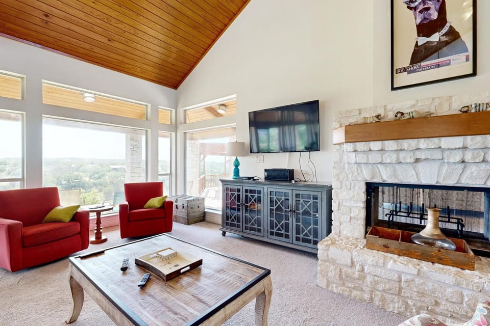 Regal Riverfront Retreat House in Lake Travis