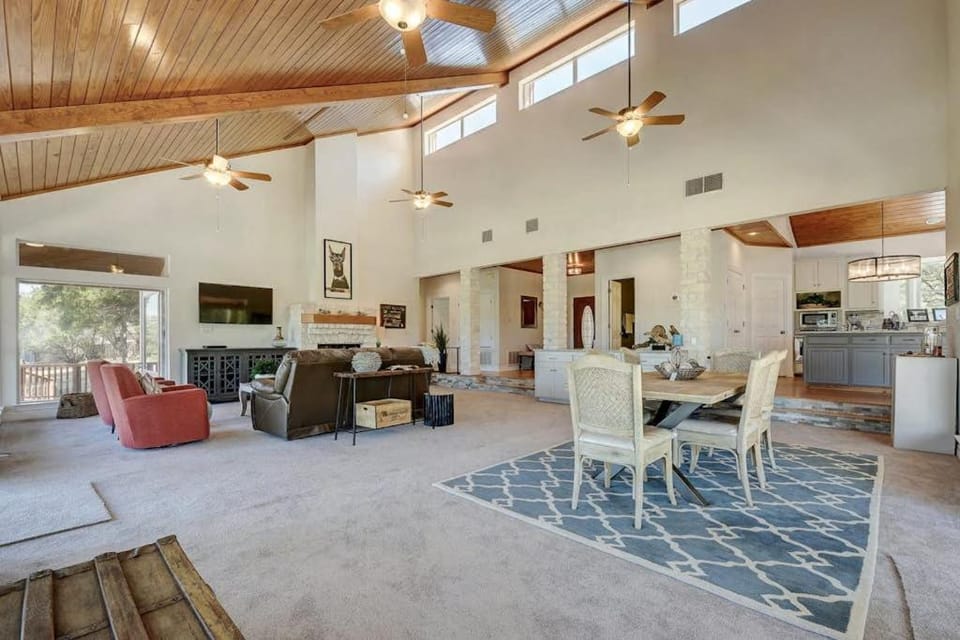 TV and multimedia, Living room, Seating area, Dining area