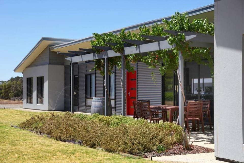 The Red Door @ Barossa Valley Vineyard View Apartment in Nuriootpa
