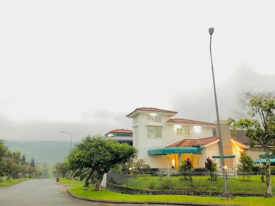 Woodhill Villa Kota Bunga by Citrus House Villa in West Java