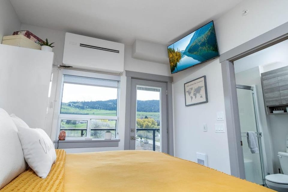 Bed, Natural landscape, TV and multimedia, Evening entertainment, Mountain view, air conditioner