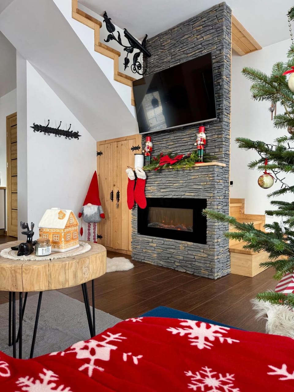 TV and multimedia, Living room, Seating area, Evening entertainment