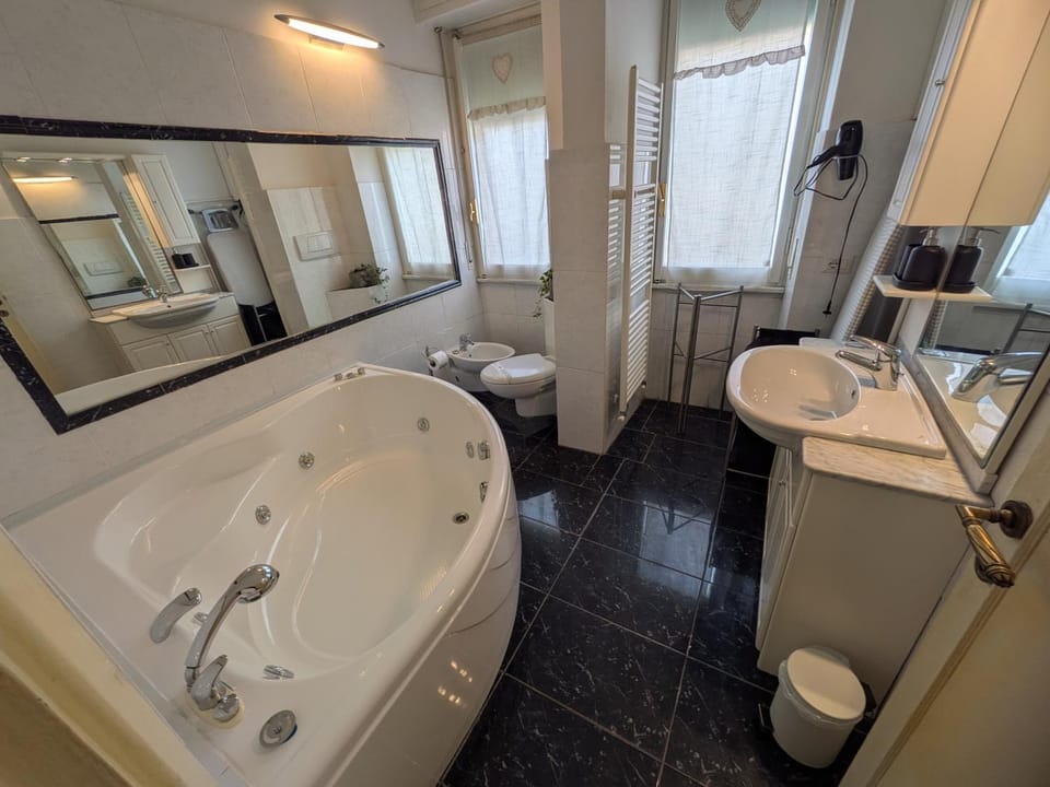 Hot Tub, Bathroom