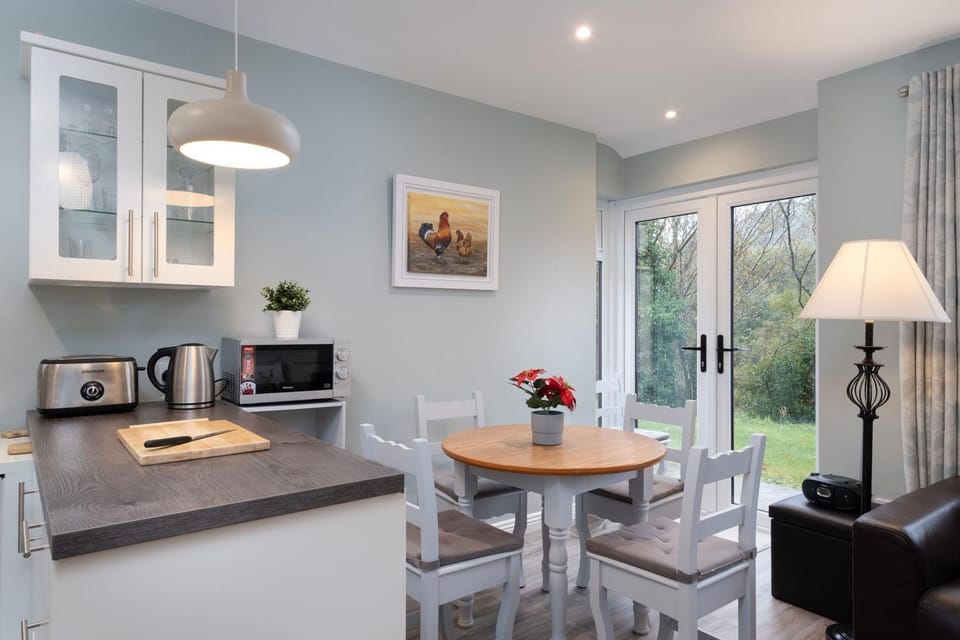 Coffee/tea facilities, Kitchen or kitchenette, Dining area, flat iron, toaster