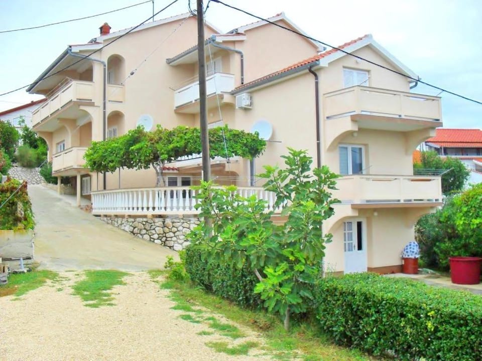 Property building, Facade/entrance, Off site