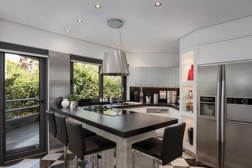 Kitchen or kitchenette, Dining area, oven
