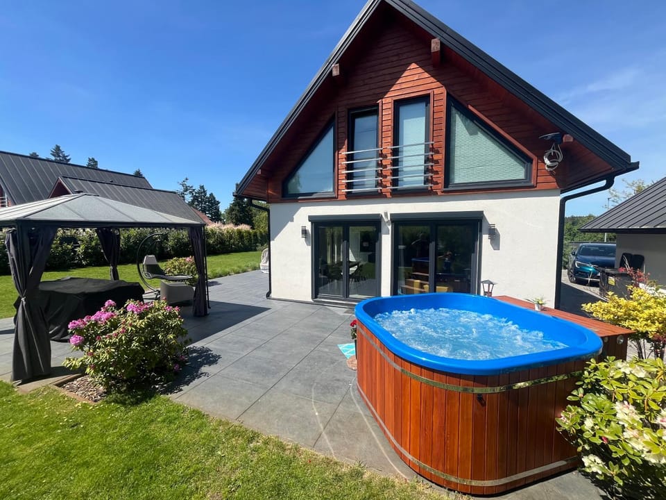 Property building, Natural landscape, Garden, Hot Tub, Garden view