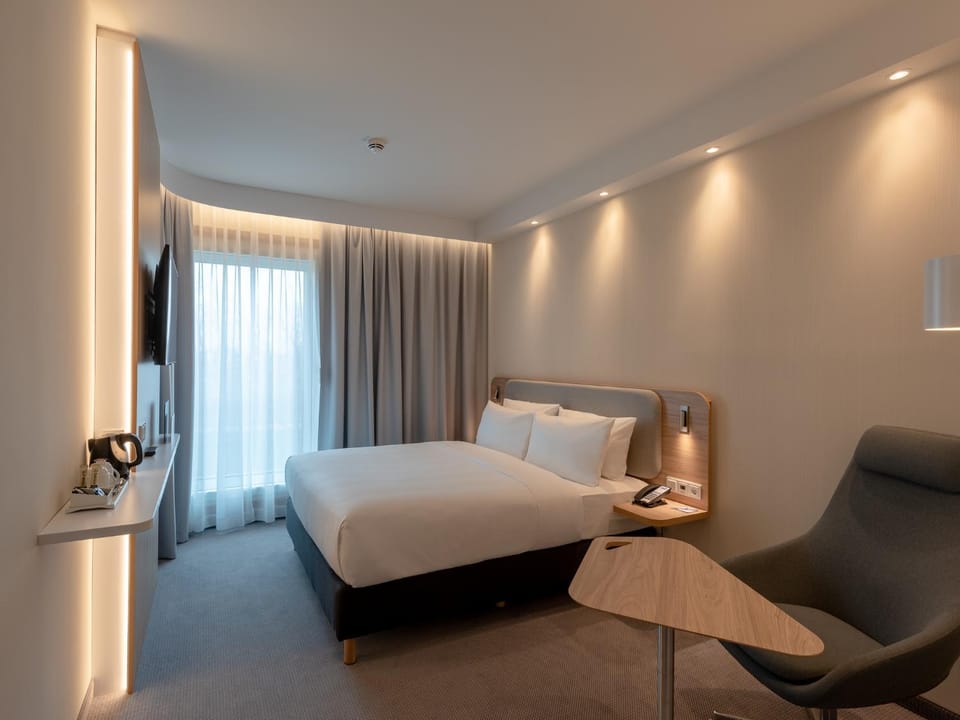 Bed, TV and multimedia, Bedroom