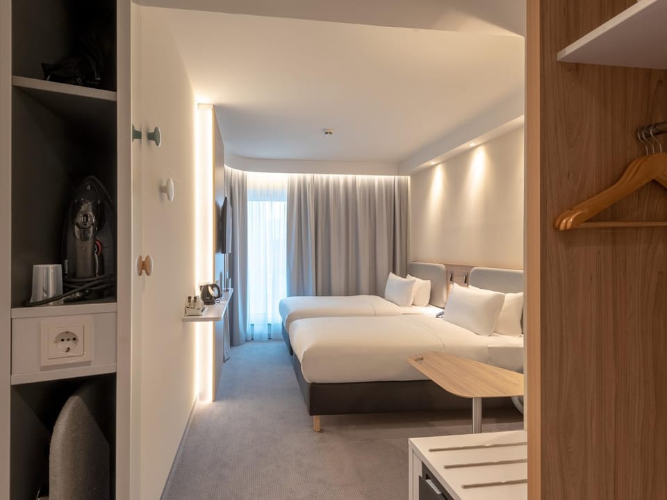 Bed, TV and multimedia, Bedroom