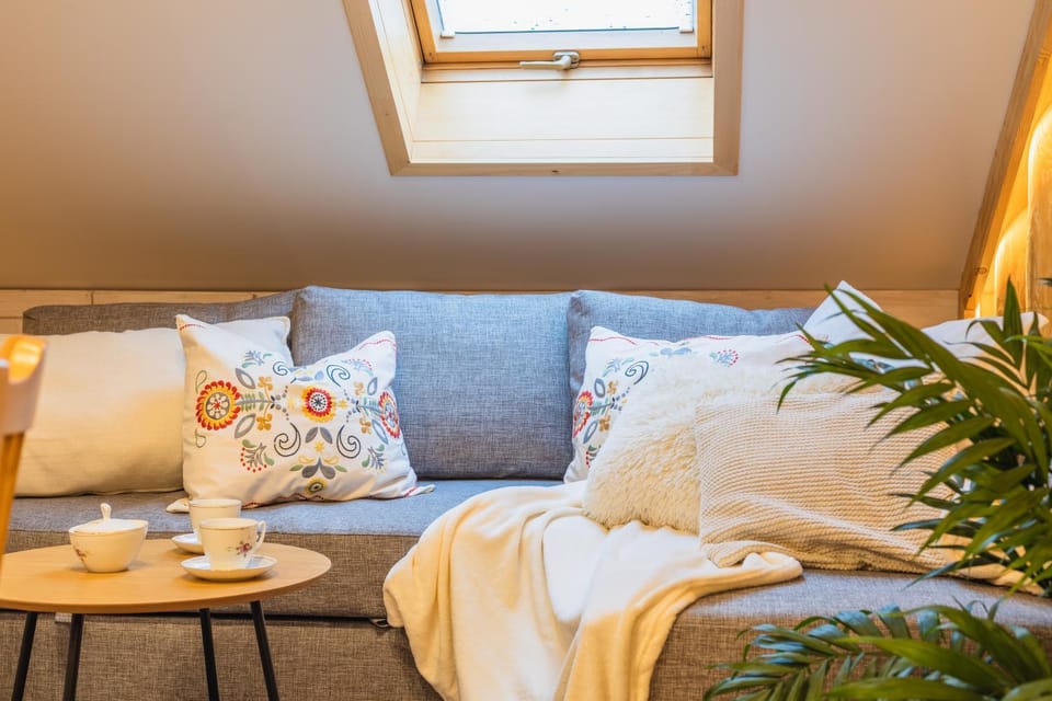 Bed, Living room, Photo of the whole room, Seating area
