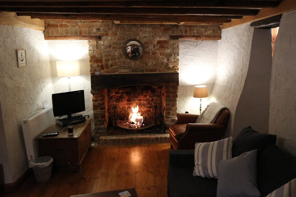 Bay Cottage - AUTUMN SPECIAL - Book 3 nights in September, October or November and enjoy your 4th night completely FREE! House in Broadstairs