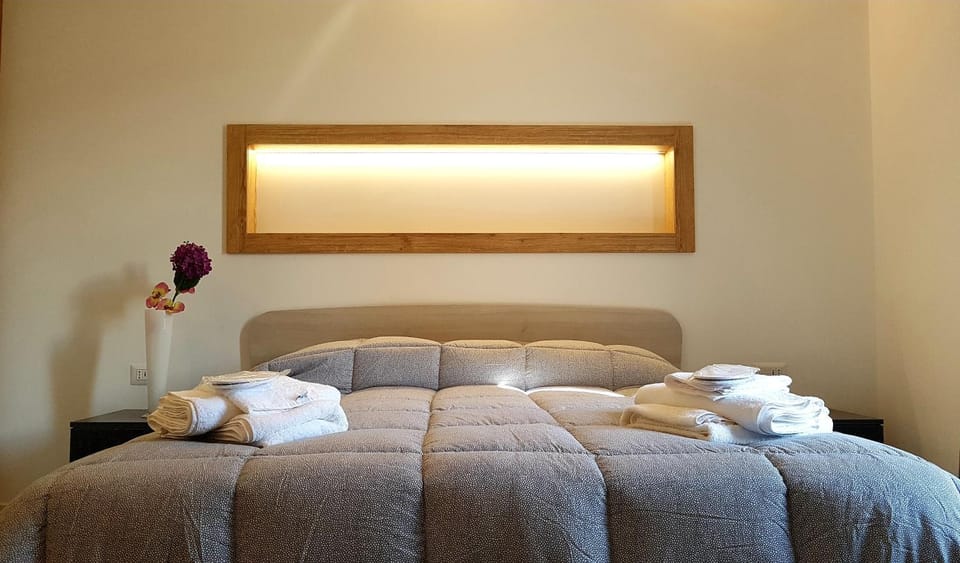 Bed, Bedroom, microwave