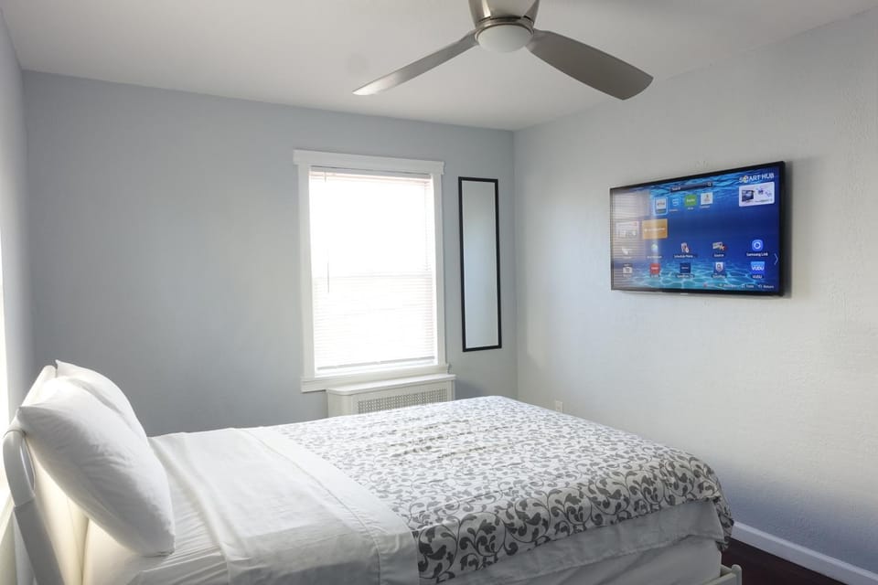 Bed, TV and multimedia, Bedroom