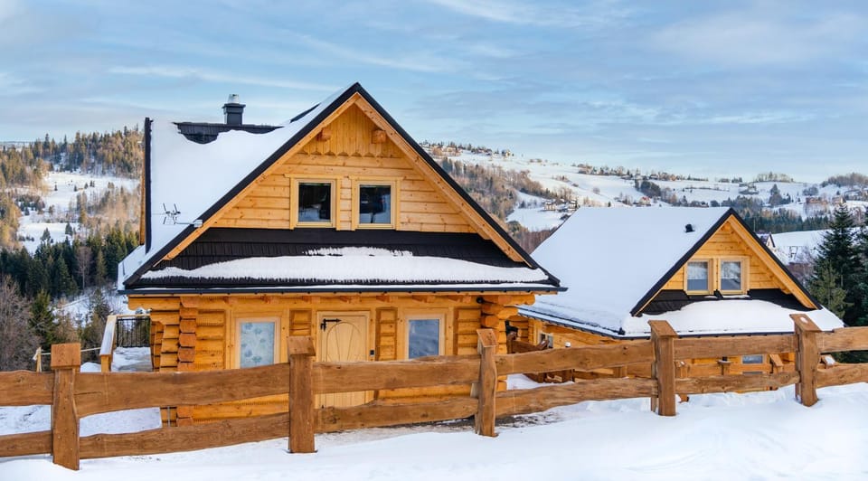 Property building, Nearby landmark, Day, Natural landscape, Winter, Mountain view
