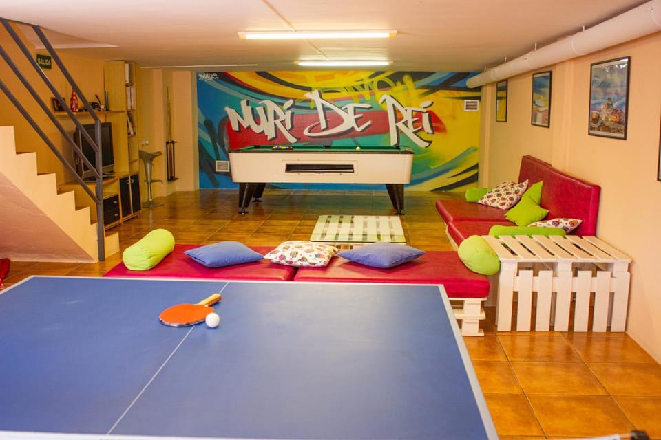 Billiard, Darts, Game Room, Library, Table tennis, TV and multimedia, Photo of the whole room, Entertainment
