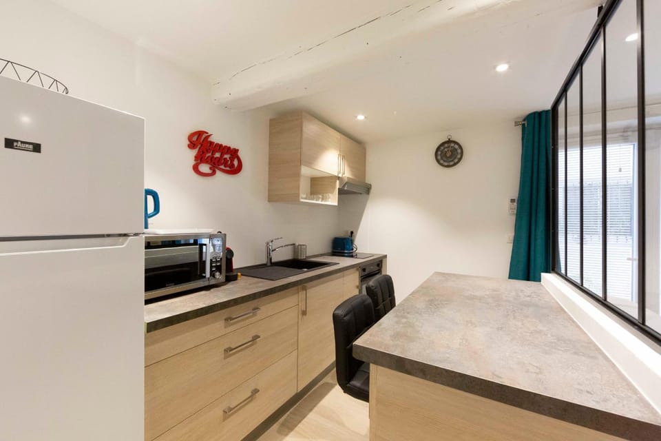 Kitchen or kitchenette, Dining area