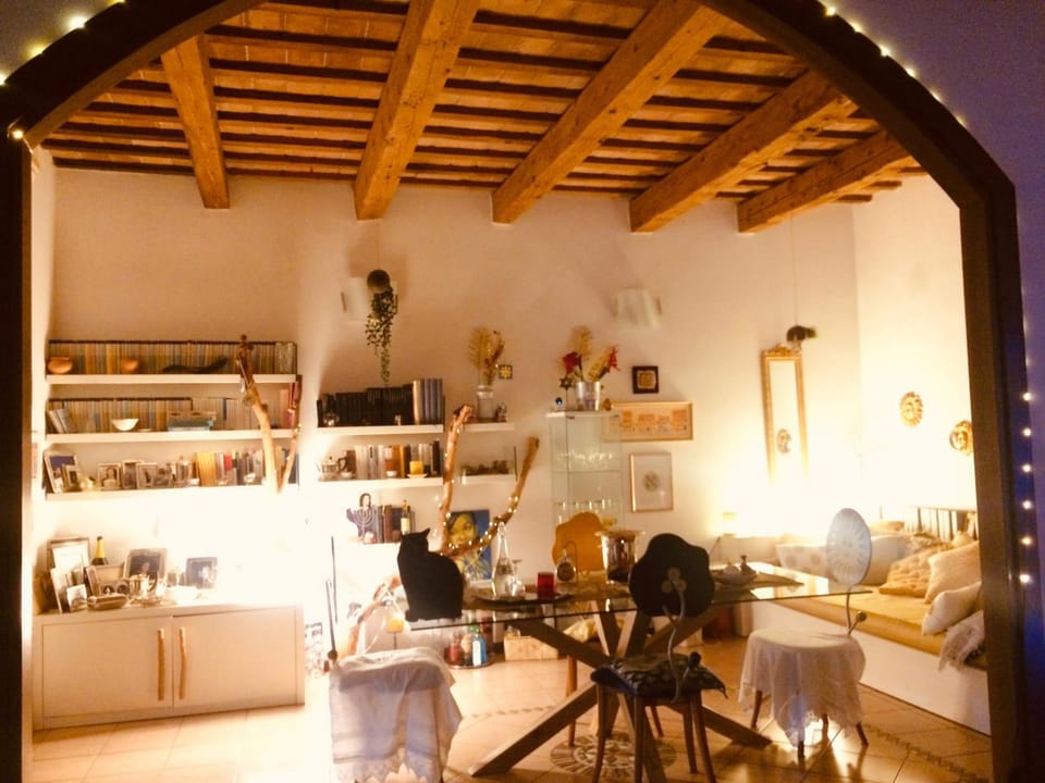 Living room, Lounge or bar, Internal: Not applicable to any particular room