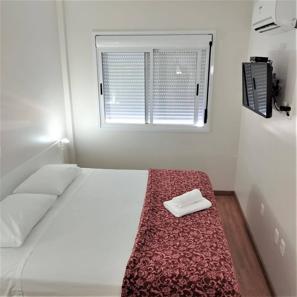 Bed, TV and multimedia, Photo of the whole room, Bedroom, towels, air conditioner