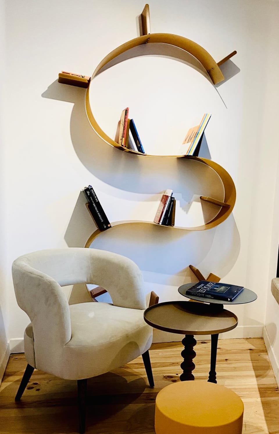 Property building, Living room, Lounge or bar, Seating area