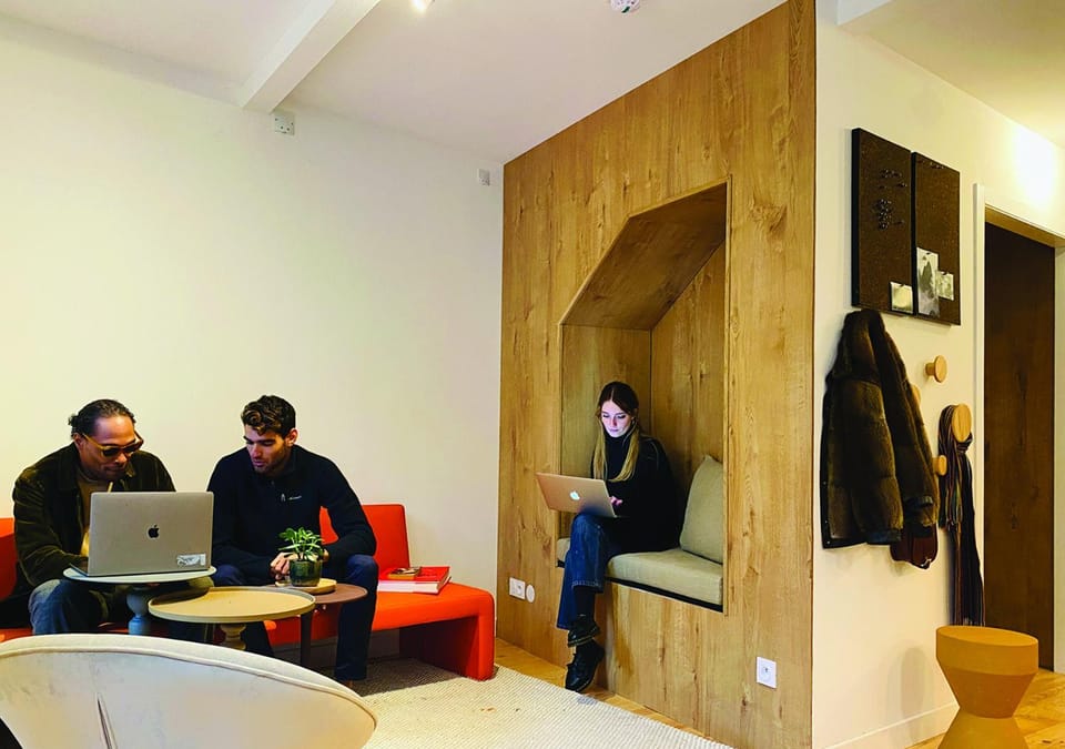 Living room, Lounge or bar, Seating area, Meeting/conference room