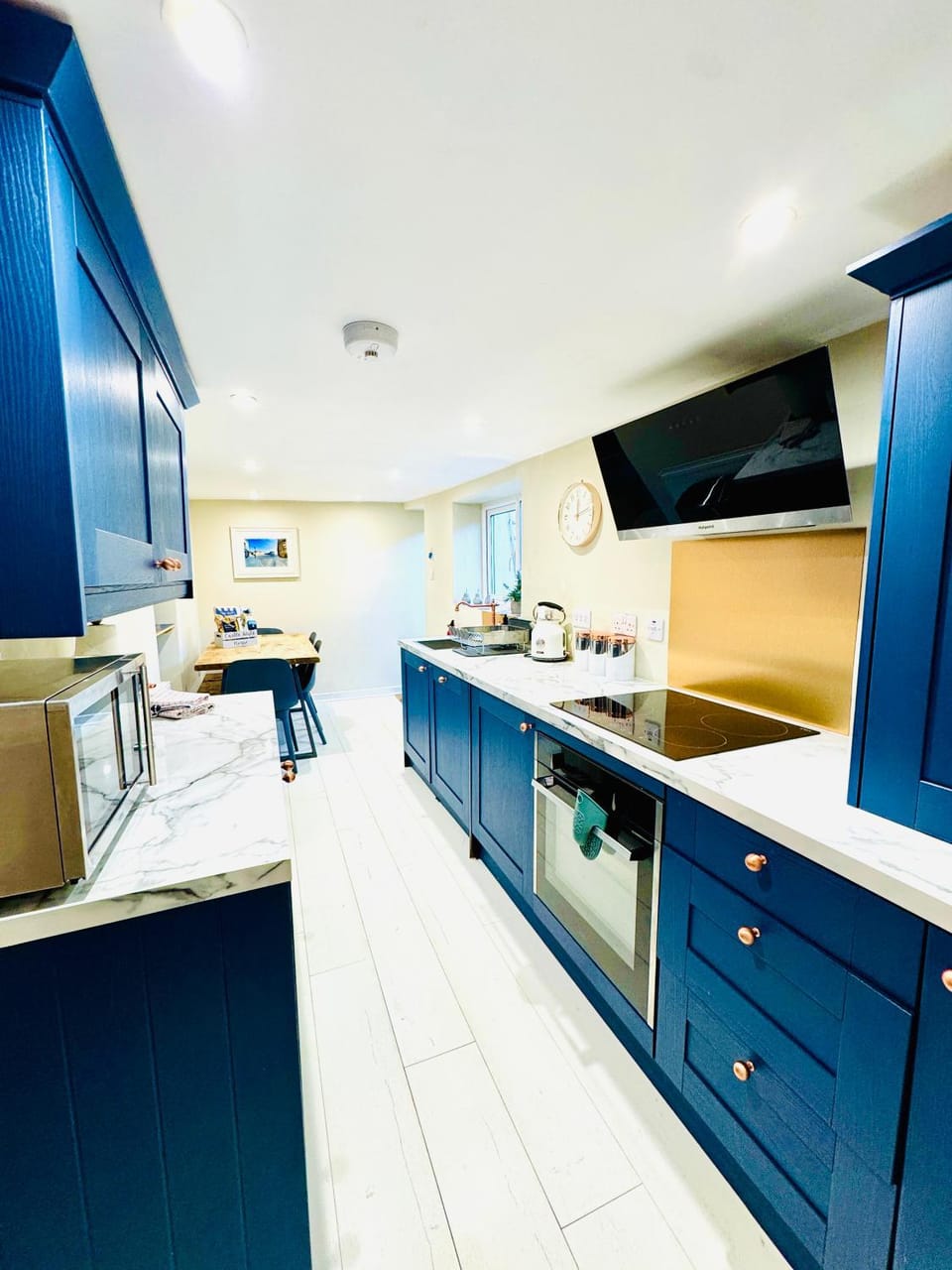 Coffee/tea facilities, Kitchen or kitchenette, dishwasher, microwave, oven, stove, toaster, washing machine, dryer, kitchen