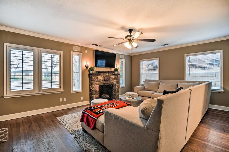 Walk to Texas Tech! Upscale Family Retreat Apartment in Lubbock