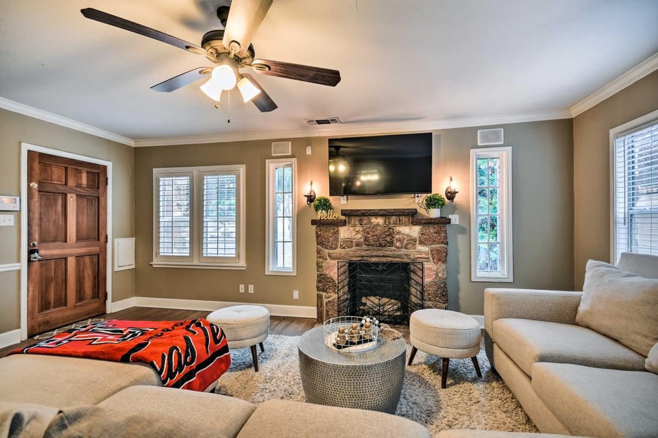 Walk to Texas Tech! Upscale Family Retreat Apartment in Lubbock