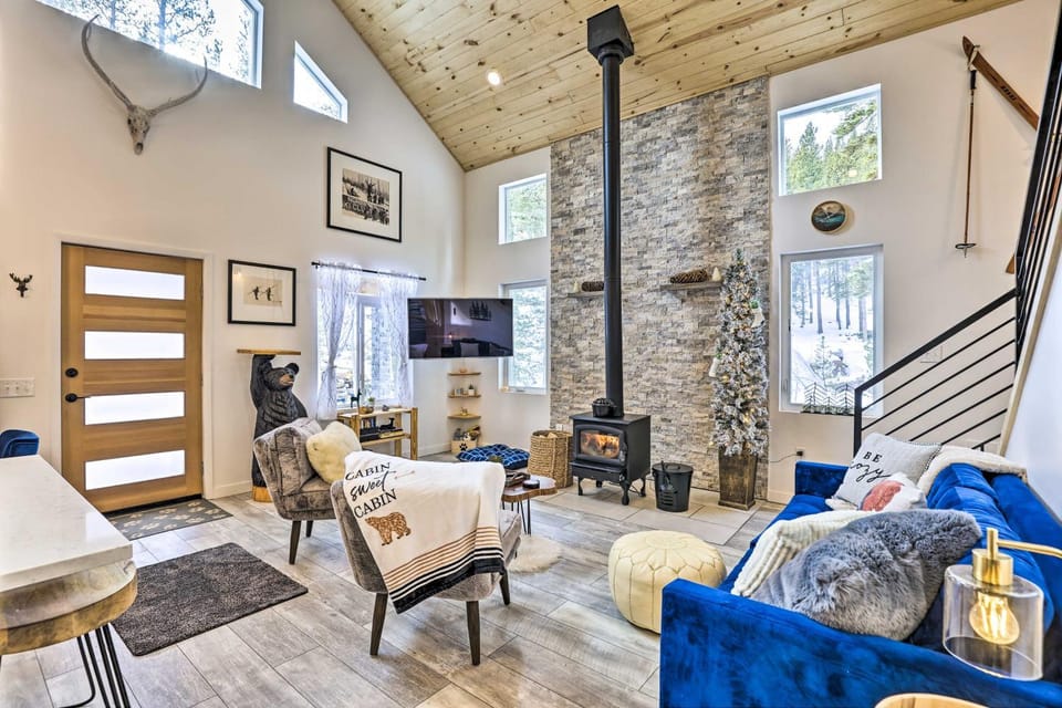 1 Mi to St Mary’s Glacier Trail: Modern Mtn Cabin! Cabin in Colorado
