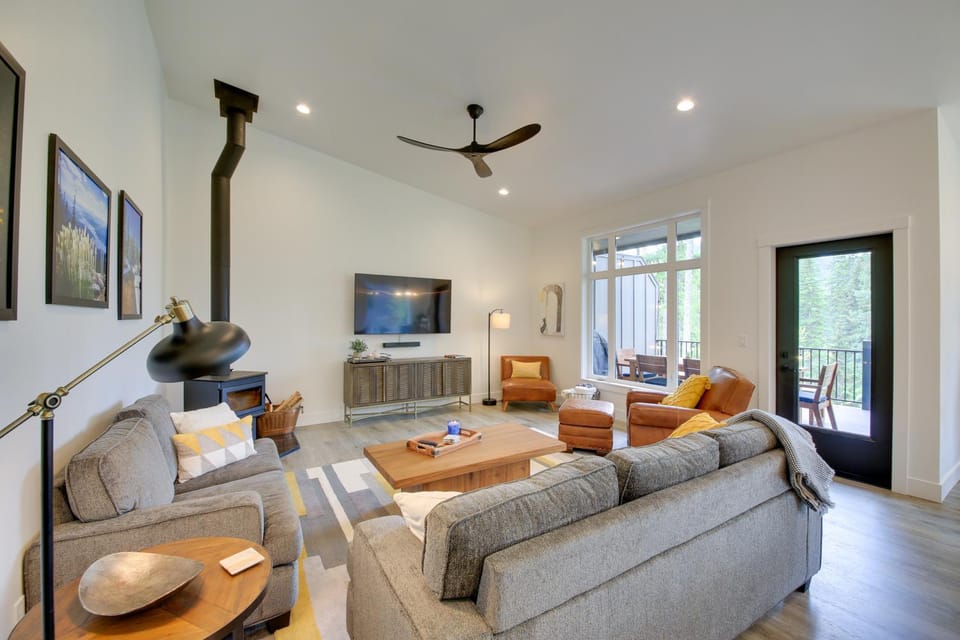 Elegant Priest Lake Townhome about 1 Mi From Lake House in Priest Lake