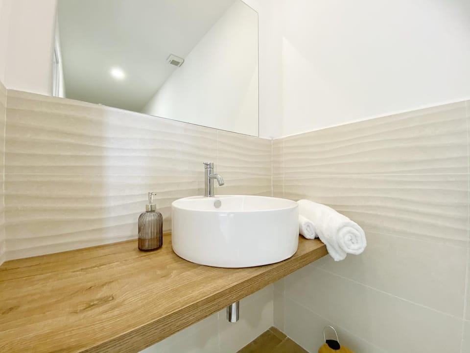 Bathroom, towels
