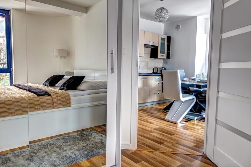 Kitchen or kitchenette, Seating area, Bedroom, oven