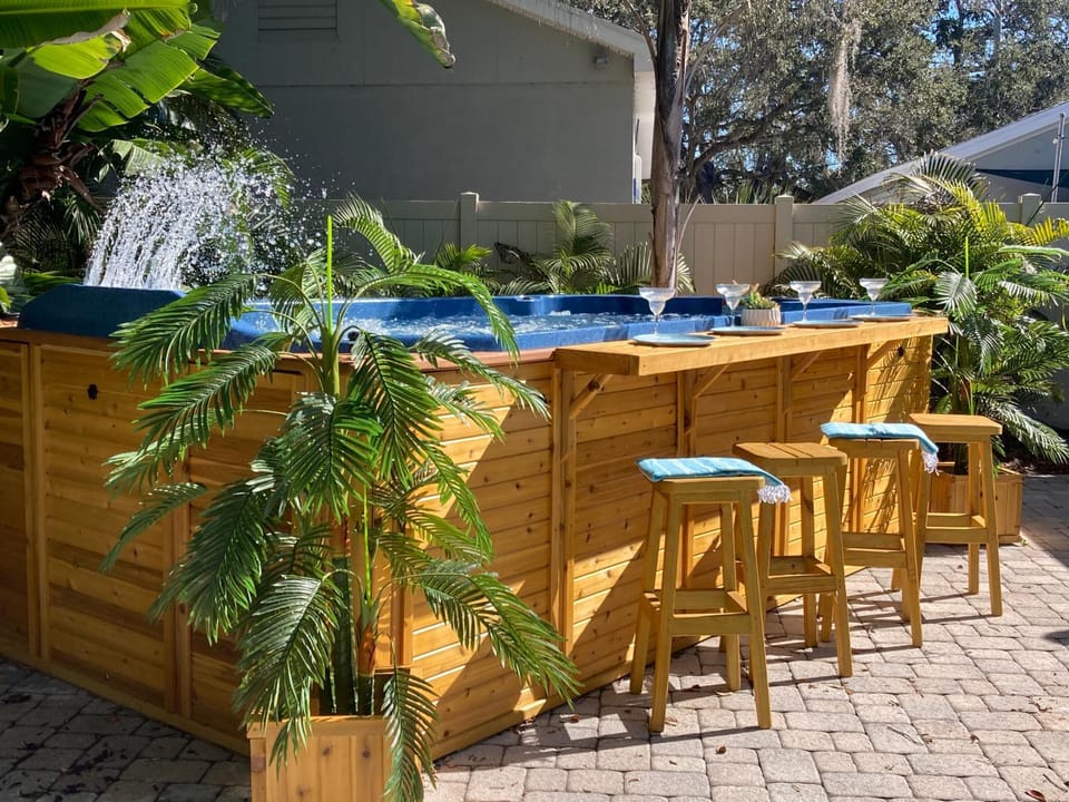 3Gulls Inn Ozona-Boutique Hotel-Steps from Restaurants & Brewery-SwimSpa Pool-Pet Friendly Hotel in Palm Harbor