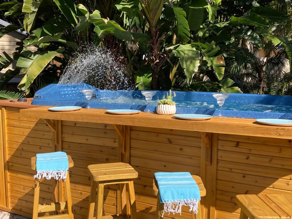 3Gulls Inn Ozona-Boutique Hotel-Steps from Restaurants & Brewery-SwimSpa Pool-Pet Friendly Hotel in Palm Harbor