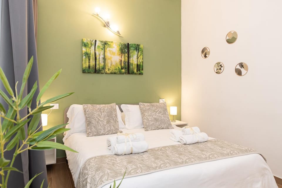 Bed, Photo of the whole room, Bedroom, towels