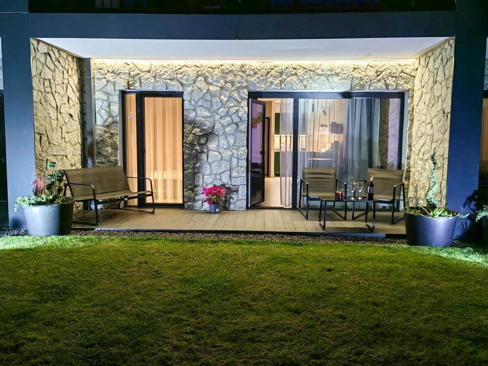 Night, Seating area