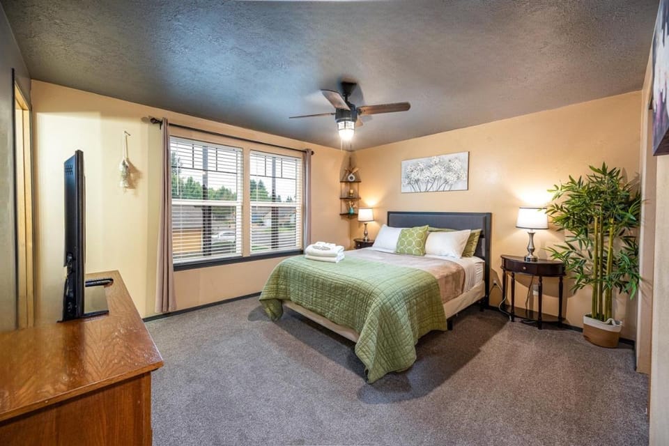 Teak- a North Albany family home House in Albany