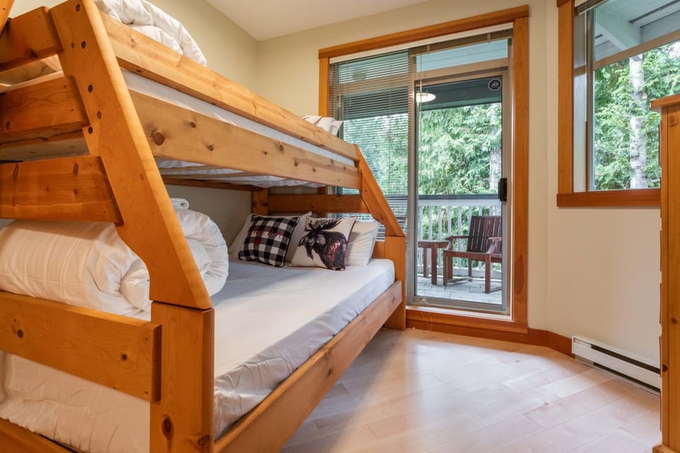 Bedroom, bunk bed