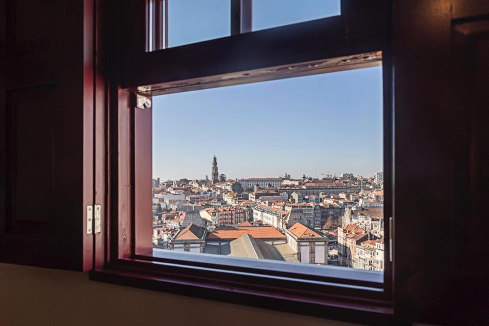 GET a train and city view Apartment in Porto