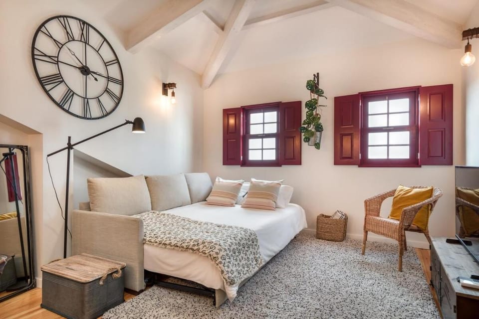 GET a train and city view Apartment in Porto