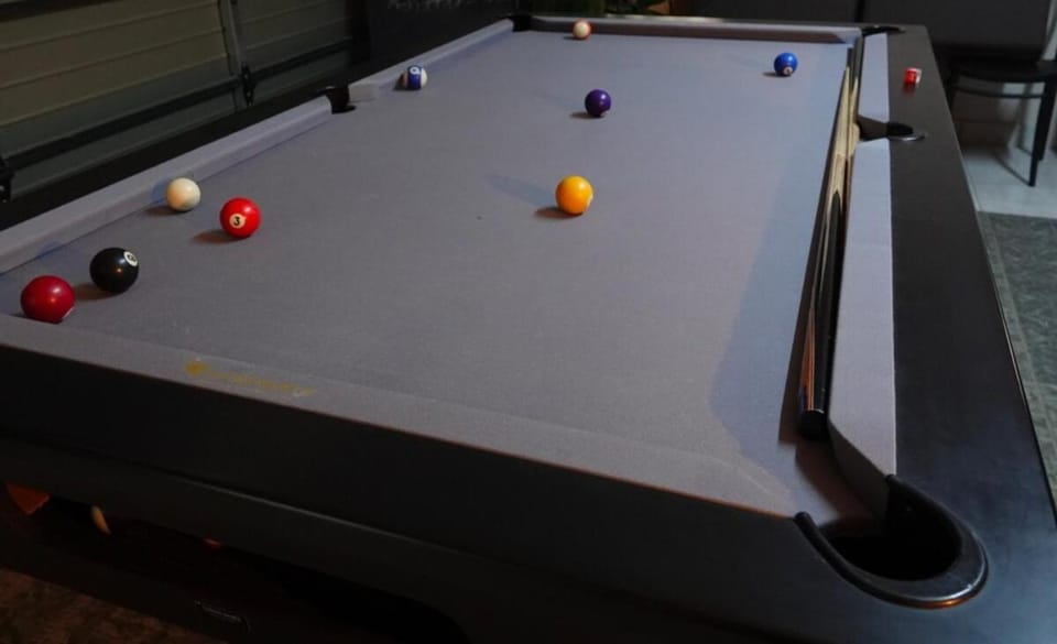 Billiard, Game Room