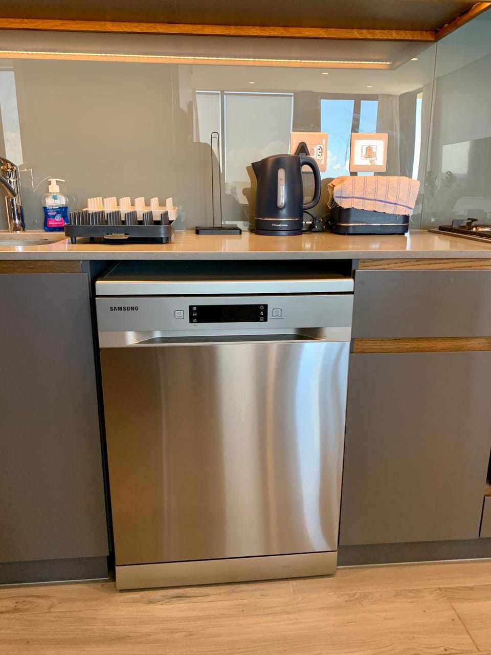 Kitchen or kitchenette, dishwasher