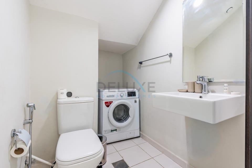 Toilet, Bathroom, towels, washing machine