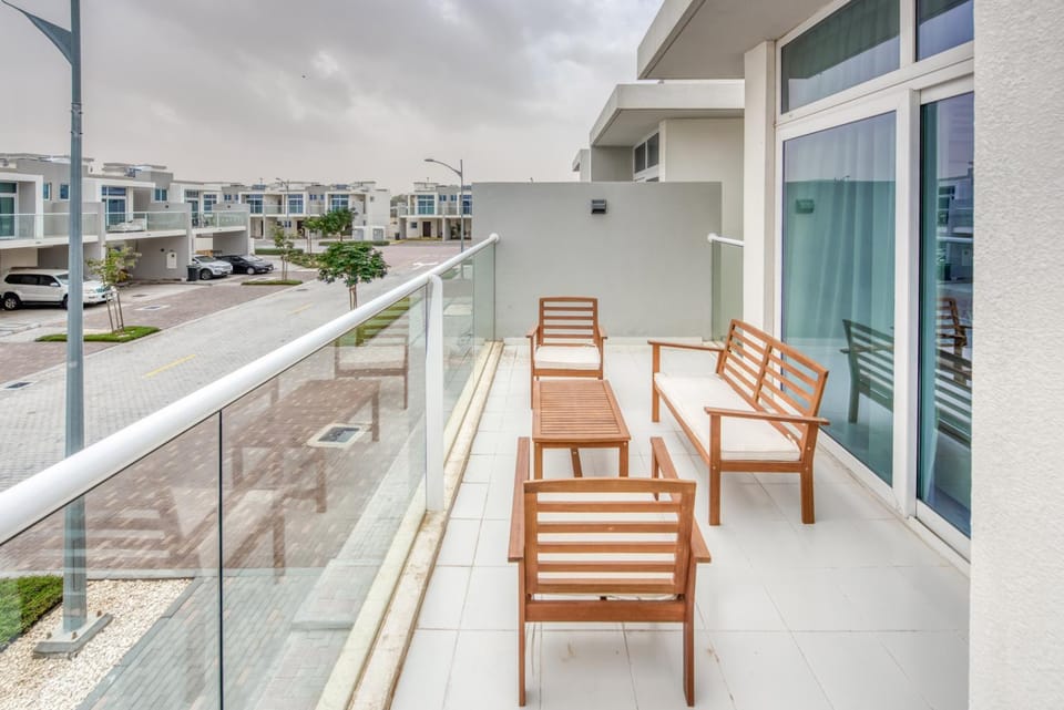 Balcony/Terrace, Street view