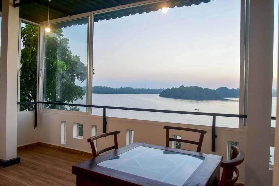 Balcony/Terrace, Mountain view, River view